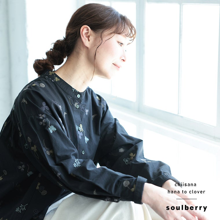 ちいさな花とクローバーのブラウス | soulberry