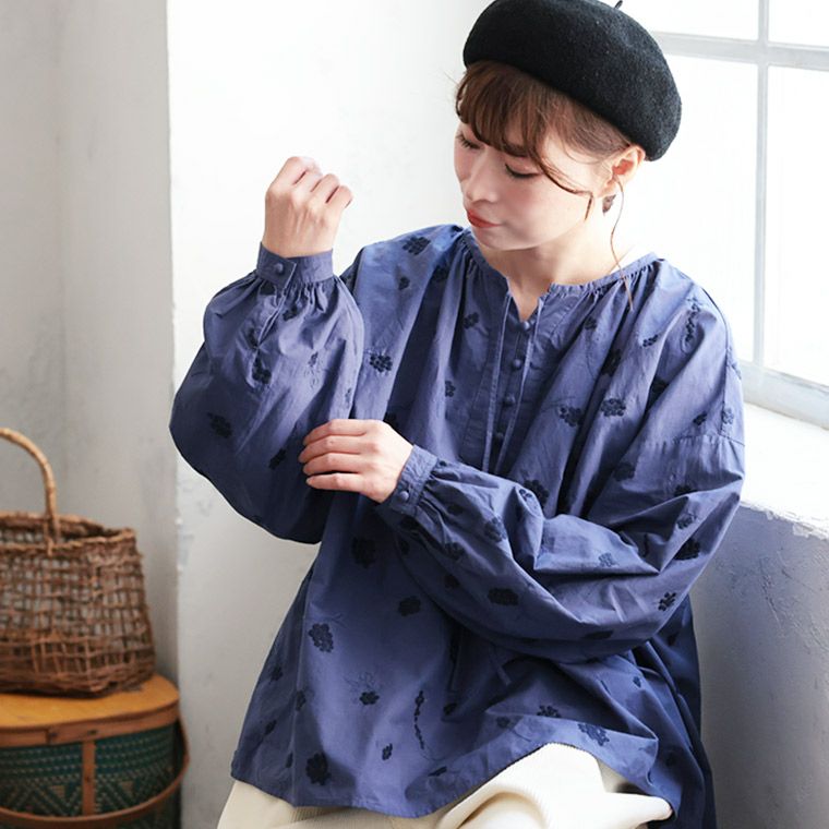 値下げしました！LUEUF 花柄 総刺繍ブラウス ネイビー 値下げしました！LUEUF 花柄 総刺繍ブラウス ネイビーの通販 by ナオ's