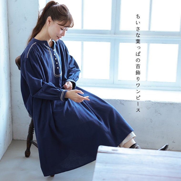 mannine ワンピース　紺　落ち葉柄 ブリードの森ちいさな葉っぱの首飾りワンピース | soulberry
